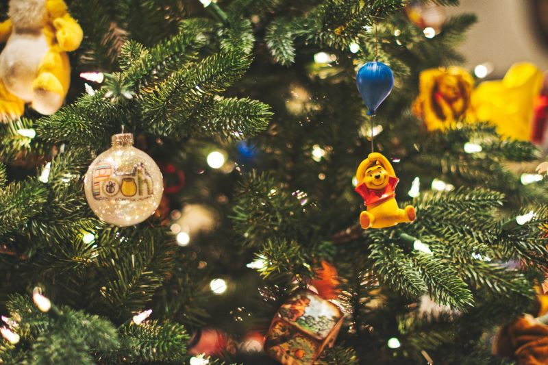 Elevate Your Holiday Décor with Colorful and Stylish Artificial Christmas Wreaths and Garlands